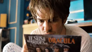 '언더 더 실버레이크' 할리우드 최고의 스타들 연기 변신 화제